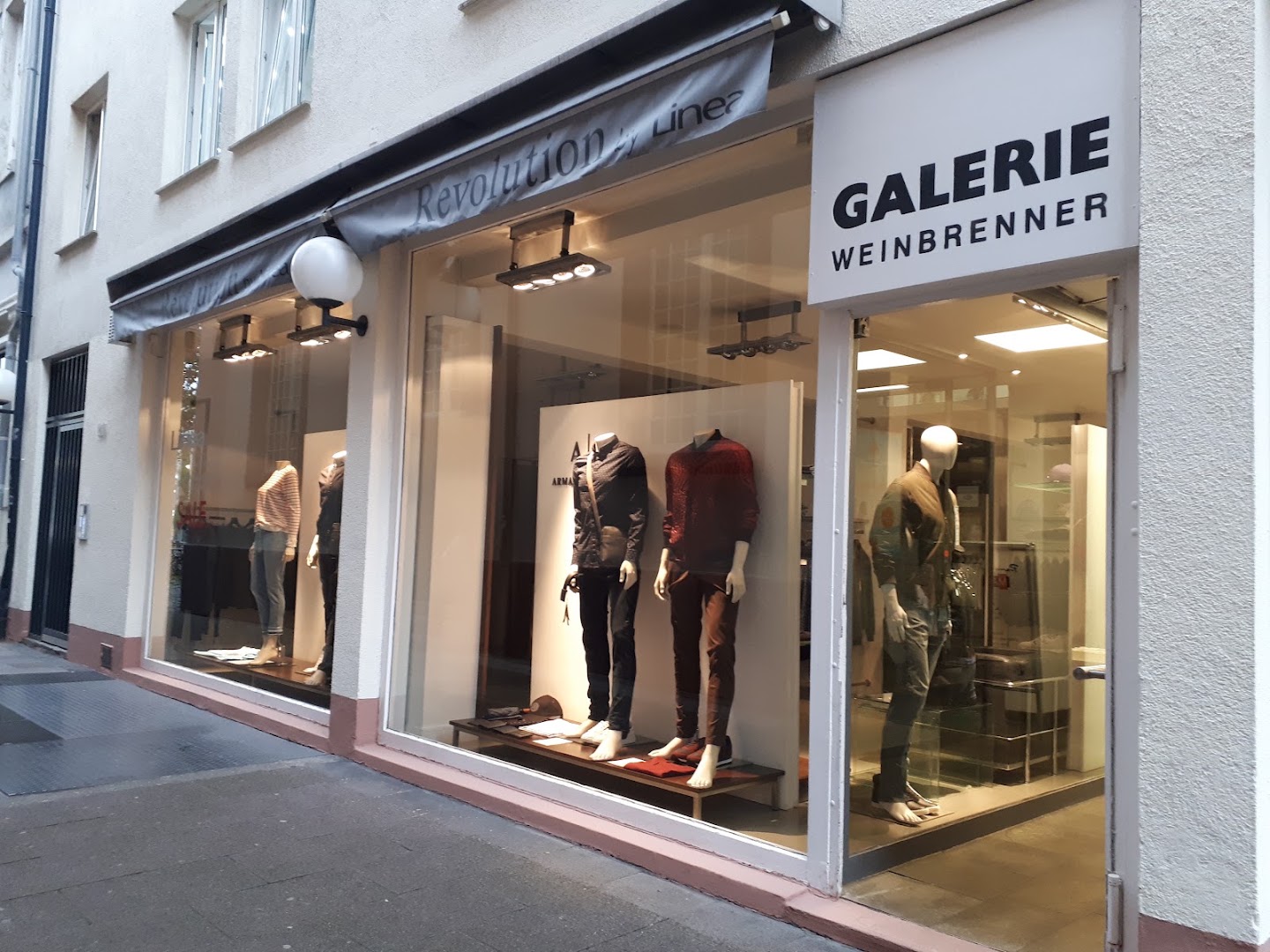 Originalaufnahme des Schaufensters von REVOLUTION by Linea in Karlsruhe