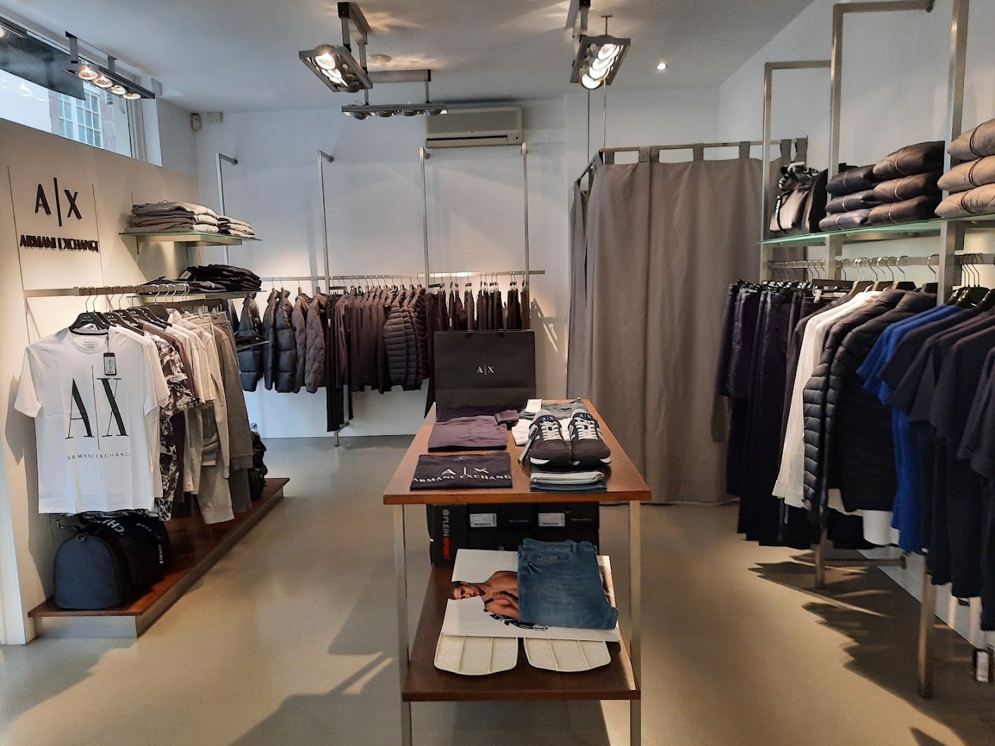 Originalaufnahme der Damenmode-Auswahl bei REVOLUTION by Linea